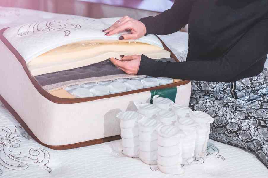 Woman building an hybrid DIY mattress